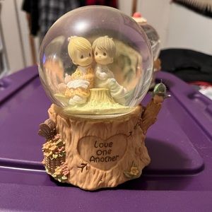 Precious Moments Snow-globe “Love One Another”